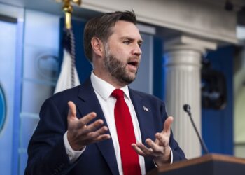 El vicepresidente JD Vance conversa con la prensa este jueves. Foto: JIM LO SCALZO/EFE/EPA.