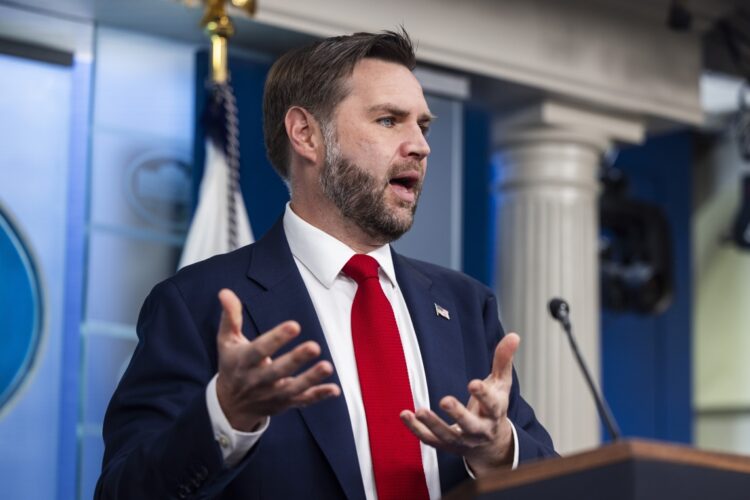 El vicepresidente JD Vance conversa con la prensa este jueves. Foto: JIM LO SCALZO/EFE/EPA.