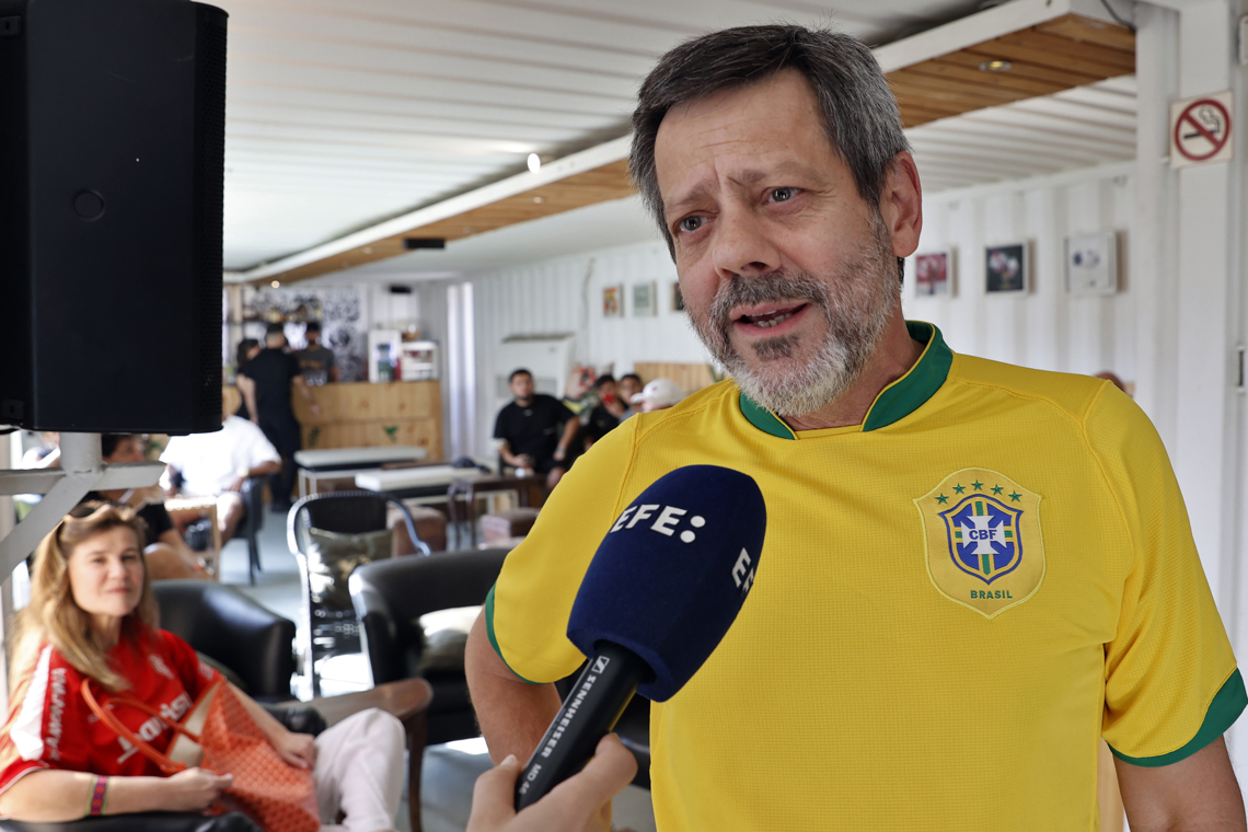 El embajador de Brasil en Cuba, Christian Vargas, habla durante una entrevista con EFE sobre el partido de fútbol entre Brasil y Marruecos, transmitido en la Fábrica de Arte Cubano (FAC). Foto: Ernesto Mastrascusa / EFE.