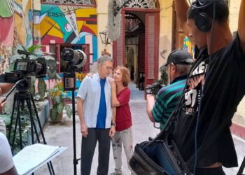 Felo Ruíz dirigiendo una escena de "Entre aguas", el próximo estreno de la televisión cubana. Foto: Cortesía de la Casa Productora de Telenovelas.