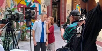 Felo Ruíz dirigiendo una escena de "Entre aguas", el próximo estreno de la televisión cubana. Foto: Cortesía de la Casa Productora de Telenovelas.