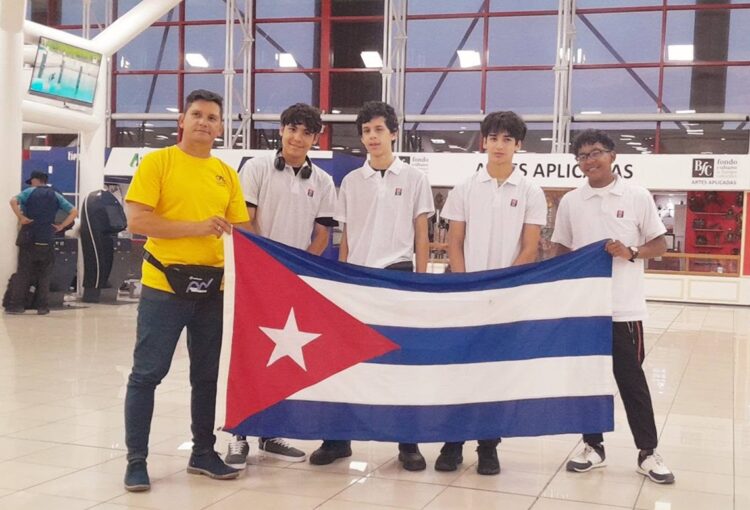 Equipo cubano de Informática que participó en la Olimpiada Internacional Al Khwarizmi de Matemática e Informática, desarrollada en Uzbekistán. Foto: Tomada del perfil de Facebook de Osmany Justis Katt.