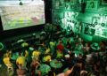 Aficionados ven el partido del Mundial de fútbol entre Brasil y Marruecos en la Fábrica de Arte Cubano (FAC), en La Habana, el 13 de junio de 2026. Foto: Ernesto Mastrascusa / EFE.