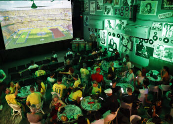 Aficionados ven el partido del Mundial de fútbol entre Brasil y Marruecos en la Fábrica de Arte Cubano (FAC), en La Habana, el 13 de junio de 2026. Foto: Ernesto Mastrascusa / EFE.