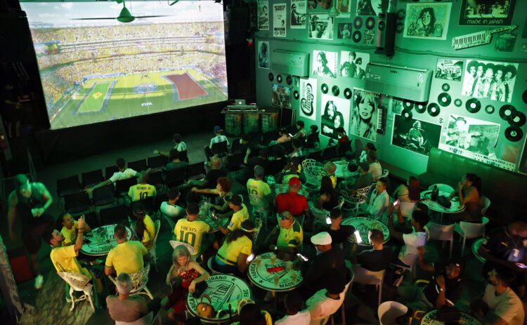 Aficionados ven el partido del Mundial de fútbol entre Brasil y Marruecos en la Fábrica de Arte Cubano (FAC), en La Habana, el 13 de junio de 2026. Foto: Ernesto Mastrascusa / EFE.