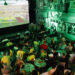 Aficionados ven el partido del Mundial de fútbol entre Brasil y Marruecos en la Fábrica de Arte Cubano (FAC), en La Habana, el 13 de junio de 2026. Foto: Ernesto Mastrascusa / EFE.
