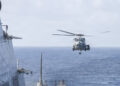 Un helicóptero MH-60R Sea Hawk se acerca al USS Delbert D. Black (DDG 119) después de patrullar el mar Arábigo en apoyo al bloqueo de Estados Unidos contra Irán. Foto: EFE/CENTCOM.