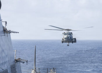 Un helicóptero MH-60R Sea Hawk se acerca al USS Delbert D. Black (DDG 119) después de patrullar el mar Arábigo en apoyo al bloqueo de Estados Unidos contra Irán. Foto: EFE/CENTCOM.
