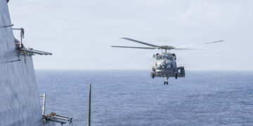Un helicóptero MH-60R Sea Hawk se acerca al USS Delbert D. Black (DDG 119) después de patrullar el mar Arábigo en apoyo al bloqueo de Estados Unidos contra Irán. Foto: EFE/CENTCOM.