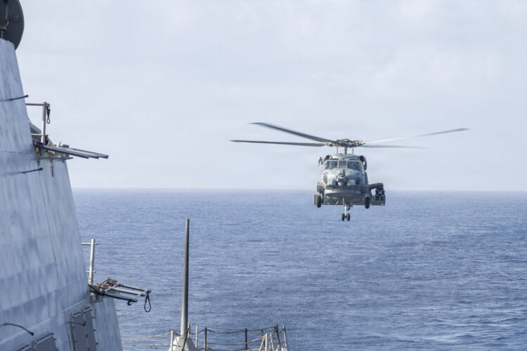 Un helicóptero MH-60R Sea Hawk se acerca al USS Delbert D. Black (DDG 119) después de patrullar el mar Arábigo en apoyo al bloqueo de Estados Unidos contra Irán. Foto: EFE/CENTCOM.