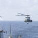 Un helicóptero MH-60R Sea Hawk se acerca al USS Delbert D. Black (DDG 119) después de patrullar el mar Arábigo en apoyo al bloqueo de Estados Unidos contra Irán. Foto: EFE/CENTCOM.