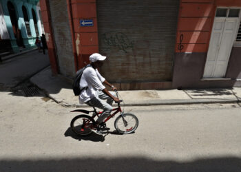 Una persona transita en bicicleta por una calle de La Habana. Foto: Ernesto Mastrascusa/EFE.