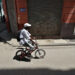 Una persona transita en bicicleta por una calle de La Habana. Foto: Ernesto Mastrascusa/EFE.