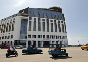 Vehículos transitan frente al Hotel Paseo del Prado, en La Habana (Cuba). Foto: Ernesto Mastrascusa/ EFE.