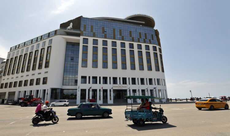 Vehículos transitan frente al Hotel Paseo del Prado, en La Habana (Cuba). Foto: Ernesto Mastrascusa/ EFE.