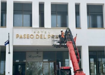 Un obrero trabaja en la fachada del hotel Paseo del Prado, de La Habana, uno de los que deja de administrar la cadena canadiense Blue Diamond debido a su salida de Cuba. Foto: FRA / OnCuba.