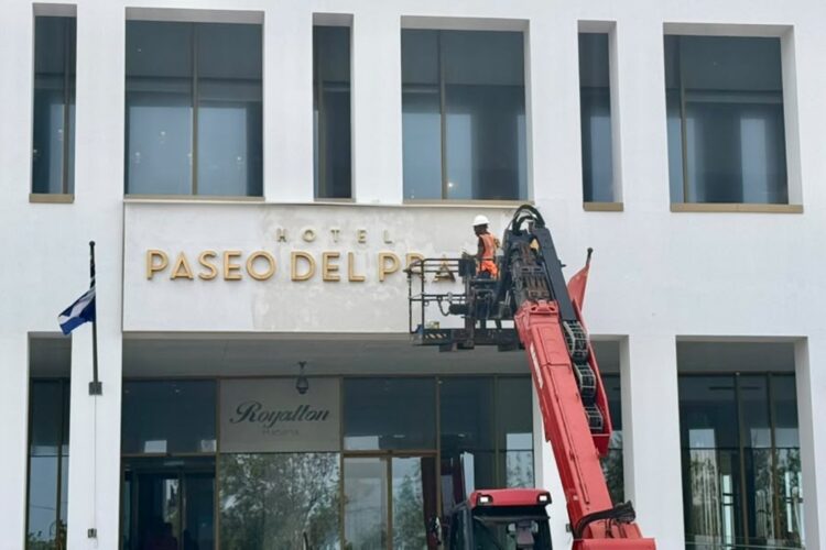 Un obrero trabaja en la fachada del hotel Paseo del Prado, de La Habana, uno de los que deja de administrar la cadena canadiense Blue Diamond debido a su salida de Cuba. Foto: FRA / OnCuba.