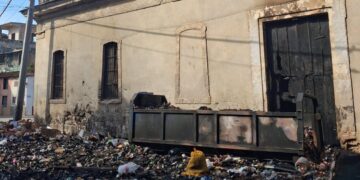 Basura quemada y daños por el fuego en la Iglesia de San Judas Tadeo y San Nicolas de Bari, en Centro Habana. Foto: Tomada del perfil de Facebook Escolapios Cuba.