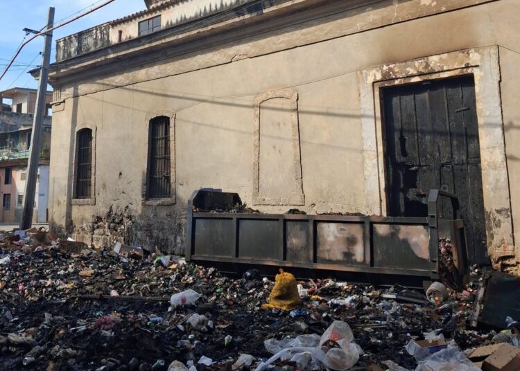 Basura quemada y daños por el fuego en la Iglesia de San Judas Tadeo y San Nicolas de Bari, en Centro Habana. Foto: Tomada del perfil de Facebook Escolapios Cuba.