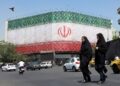 Valla publicitaria con la bandera nacional de Irán en la plaza Enqelab de Teherán, Irán, el 14 de junio de 2026. Foto: EFE/EPA/ABEDIN TAHERKENAREH.