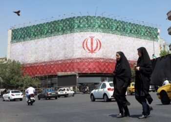 Valla publicitaria con la bandera nacional de Irán en la plaza Enqelab de Teherán, Irán, el 14 de junio de 2026. Foto: EFE/EPA/ABEDIN TAHERKENAREH.
