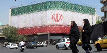 Valla publicitaria con la bandera nacional de Irán en la plaza Enqelab de Teherán, Irán, el 14 de junio de 2026. Foto: EFE/EPA/ABEDIN TAHERKENAREH.