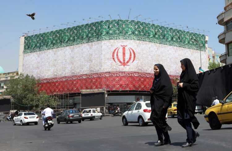 Valla publicitaria con la bandera nacional de Irán en la plaza Enqelab de Teherán, Irán, el 14 de junio de 2026. Foto: EFE/EPA/ABEDIN TAHERKENAREH.