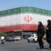 Valla publicitaria con la bandera nacional de Irán en la plaza Enqelab de Teherán, Irán, el 14 de junio de 2026. Foto: EFE/EPA/ABEDIN TAHERKENAREH.