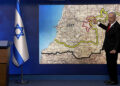 Captura de video de una conferencia de prensa del primer ministro Benjamin Netanyahu, en la que señala las dos áreas de las que el Ejército israelí se va a retirar tras ser reemplazado por tropas libanesas, como parte del acuerdo firmado el viernes. Foto: EFE/Oficina del Primer Ministro de Israel.