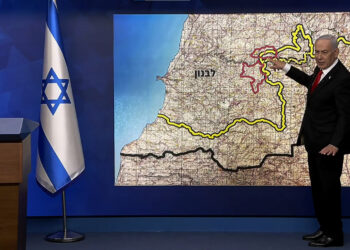 Captura de video de una conferencia de prensa del primer ministro Benjamin Netanyahu, en la que señala las dos áreas de las que el Ejército israelí se va a retirar tras ser reemplazado por tropas libanesas, como parte del acuerdo firmado el viernes. Foto: EFE/Oficina del Primer Ministro de Israel.