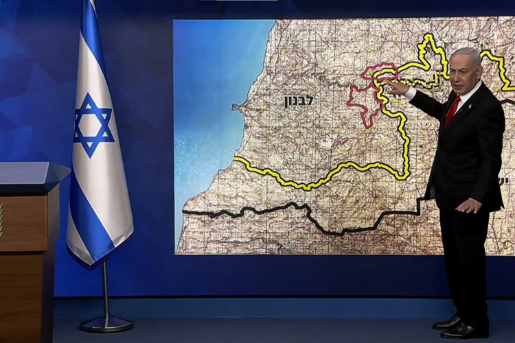Captura de video de una conferencia de prensa del primer ministro Benjamin Netanyahu, en la que señala las dos áreas de las que el Ejército israelí se va a retirar tras ser reemplazado por tropas libanesas, como parte del acuerdo firmado el viernes. Foto: EFE/Oficina del Primer Ministro de Israel.