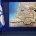 Captura de video de una conferencia de prensa del primer ministro Benjamin Netanyahu, en la que señala las dos áreas de las que el Ejército israelí se va a retirar tras ser reemplazado por tropas libanesas, como parte del acuerdo firmado el viernes. Foto: EFE/Oficina del Primer Ministro de Israel.