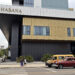 Personas transitan frente a un hotel, en La Habana. Foto: Ernesto Mastrascusa/EFE.