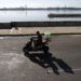 Una persona en motocicleta por el malecón. Foto: Ernesto Mastrascusa/EFE.