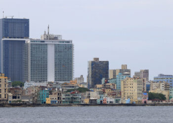 Una vista de La Habana donde destacan dos grandes edificios, los hoteles Hotel TRYP Habana Libre e Iberostar Selection. Foto: Ernesto Mastrascusa/EFE.