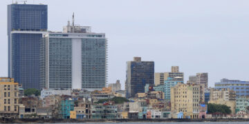 Una vista de La Habana donde destacan dos grandes edificios, los hoteles Hotel TRYP Habana Libre e Iberostar Selection. Foto: Ernesto Mastrascusa/EFE.