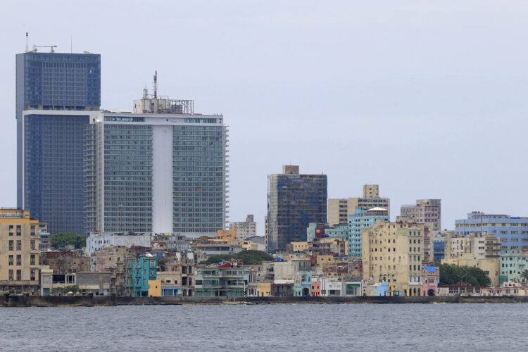 Una vista de La Habana donde destacan dos grandes edificios, los hoteles Hotel TRYP Habana Libre e Iberostar Selection. Foto: Ernesto Mastrascusa/EFE.