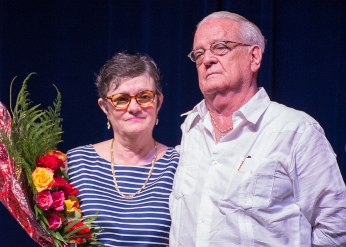Luis Álvarez Álvarez junto a su esposa, la también escritora y profesora Olga García Yero, durante la entrega del Premio Nacional de Literatura 2017. Foto: Leandro Pérez Pérez/ Adelante / Archivo.