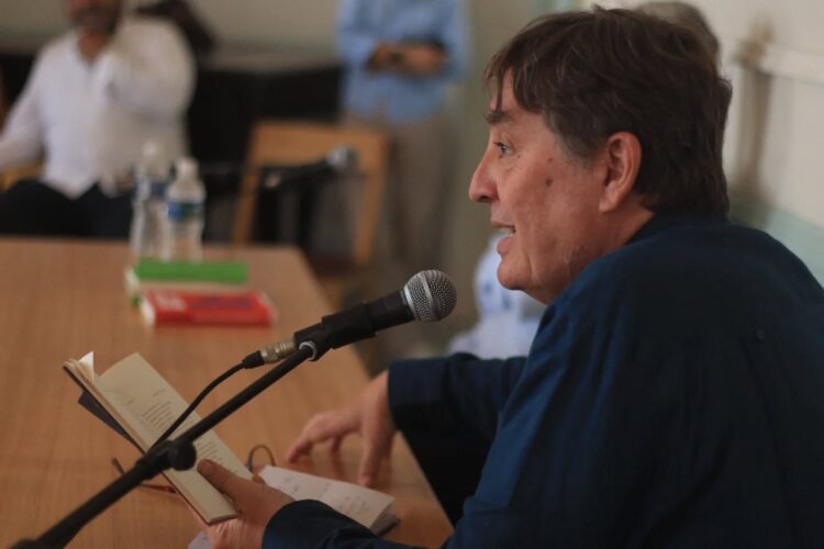 Presentación de su libro "Antología poética" en Nodo Habana, en la UNEAC. Foto: Tomada del perfil en Facebook de la UNEAC.