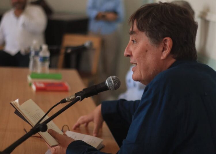 Presentación de su libro "Antología poética" en Nodo Habana, en la UNEAC. Foto: Tomada del perfil en Facebook de la UNEAC.