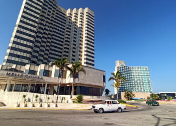 La española Melià Hoteles ha decidido dejar de operar y comercializar "de forma inmediata" los quince hoteles que mantiene en Cuba por "el contexto geopolítico social, legal y económico" de la isla. Foto: Ernesto Mastrascusa/EFE/Archivo.