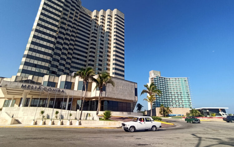 La española Melià Hoteles ha decidido dejar de operar y comercializar "de forma inmediata" los quince hoteles que mantiene en Cuba por "el contexto geopolítico social, legal y económico" de la isla. Foto: Ernesto Mastrascusa/EFE/Archivo.