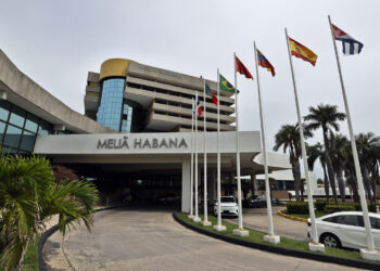 Hotel Meliá Habana, de la cadena española Meliá, en la capital de Cuba. Foto: Ernesto Mastrascusa / EFE.
