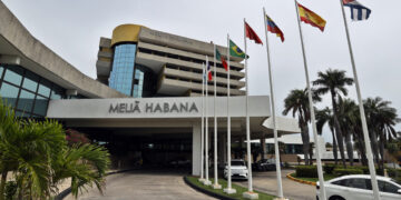 Hotel Meliá Habana, de la cadena española Meliá, en la capital de Cuba. Foto: Ernesto Mastrascusa / EFE.