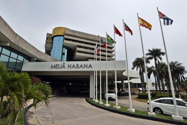 Hotel Meliá Habana, de la cadena española Meliá, en la capital de Cuba. Foto: Ernesto Mastrascusa / EFE.