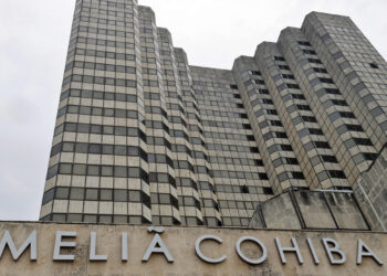 Fachada de un edificio de la cadena hotelera española Meliá en La Habana (Cuba). Foto: EFE/ Ernesto Mastrascusa