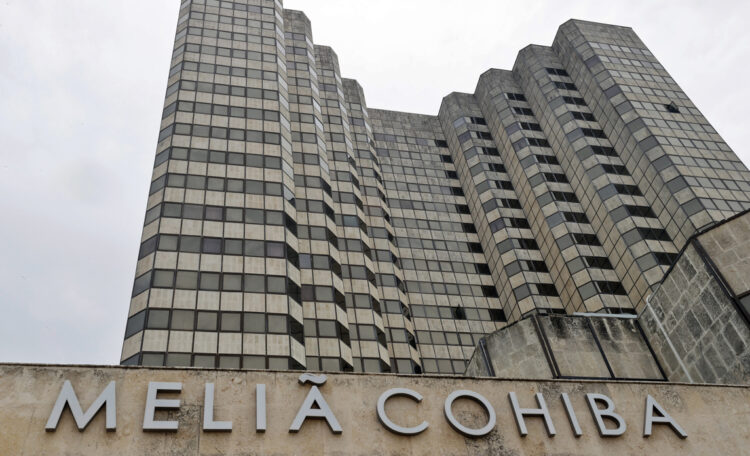 Fachada de un edificio de la cadena hotelera española Meliá en La Habana (Cuba). Foto: EFE/ Ernesto Mastrascusa