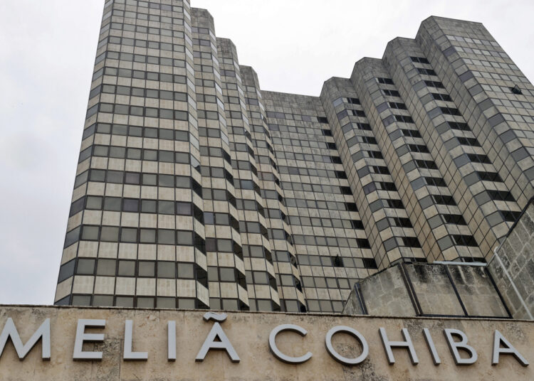 Fachada de un edificio de la cadena hotelera española Meliá en La Habana (Cuba). Foto: EFE/ Ernesto Mastrascusa