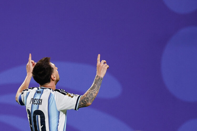 Lionel Messi celebra uno de sus tres goles frente a Argelia en el debut de Argentina en la Copa Mundial de Fútbol 2026. Foto: Juan Ignacio Roncoroni / EFE.