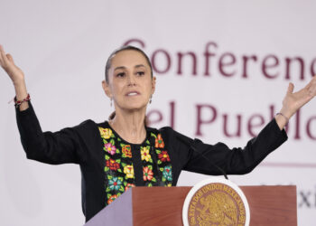 Claudia Sheinbaum habla en una rueda de prensa este viernes. Foto: José Méndez/EFE.
